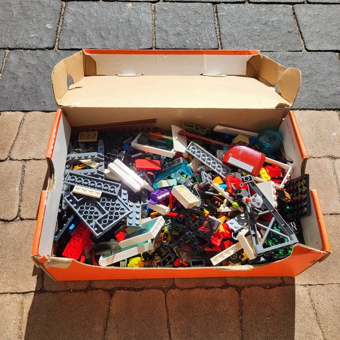Karton z klockami lego