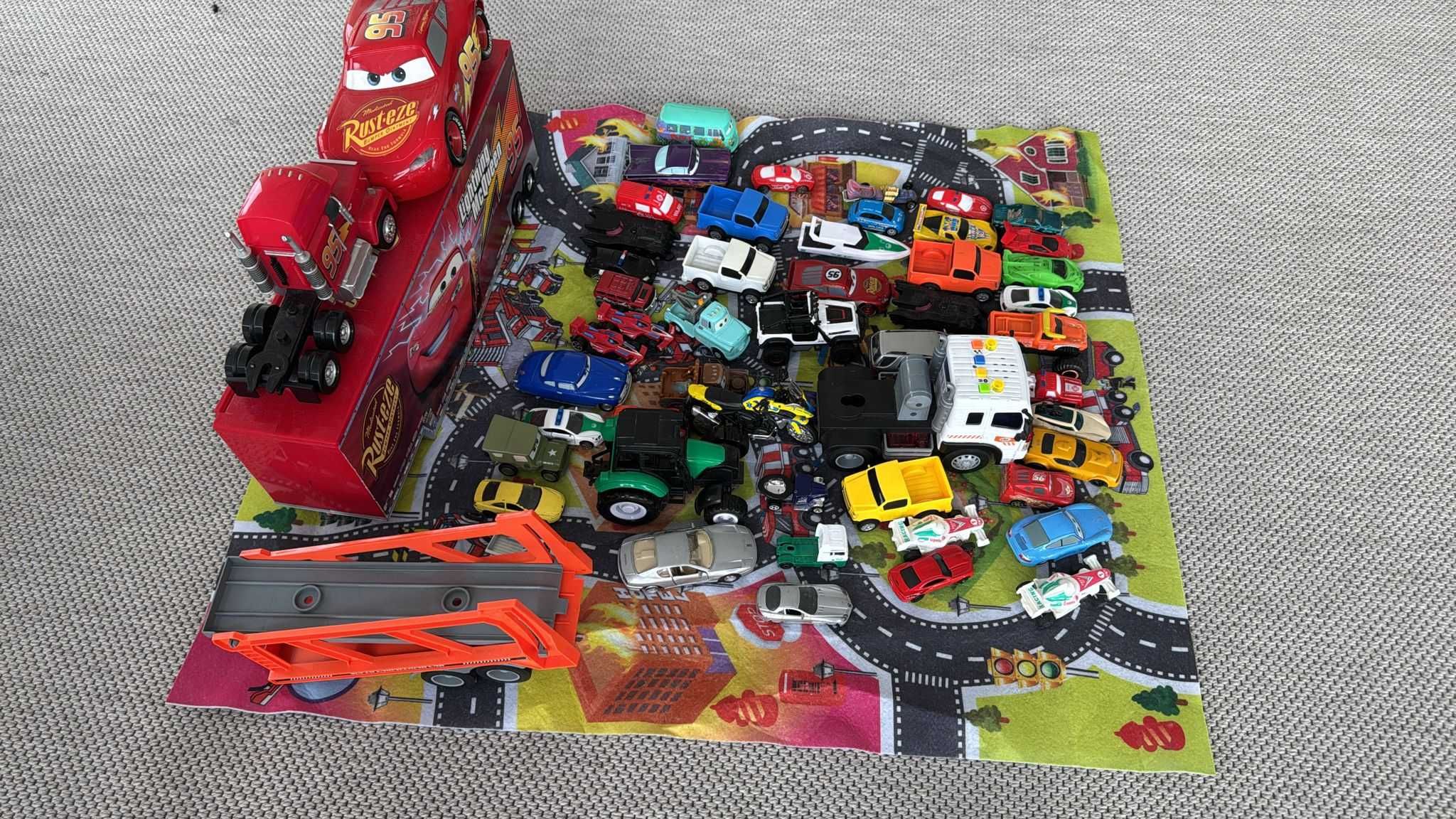 Lote de carrinhos + tapete temático