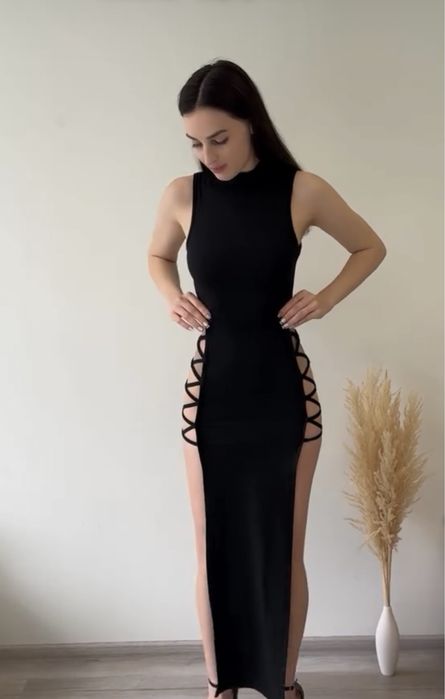 Сукня з вирізами збоку