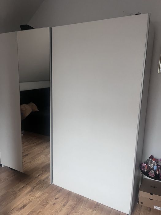 Biała szafa z lustrem
