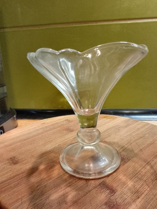 Szklane pucharki deserowe