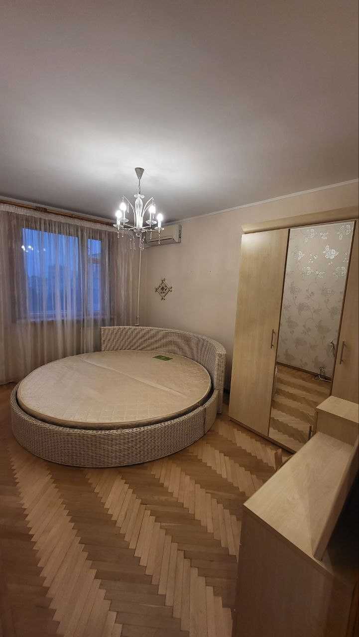 3 к. квартира с ремонтом и мебелью, м. Холодная гора