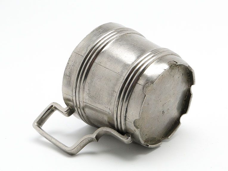 D1H Br. Buch - podstakannik w kształcie beczki