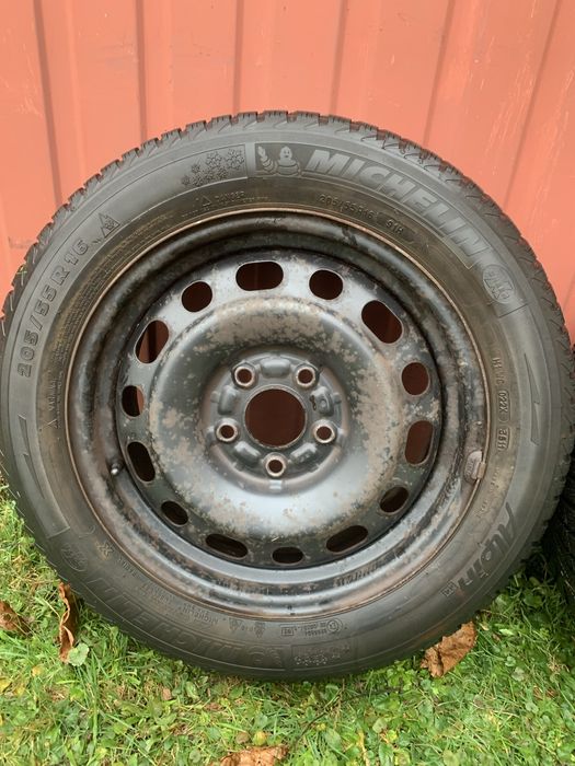 Opony zimowe z stalowkami 205/55R16