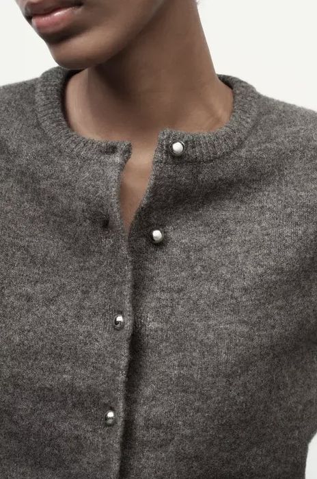 Мʼякенький кардиган від Zara з долаванням шерсті в коричневому кольорі