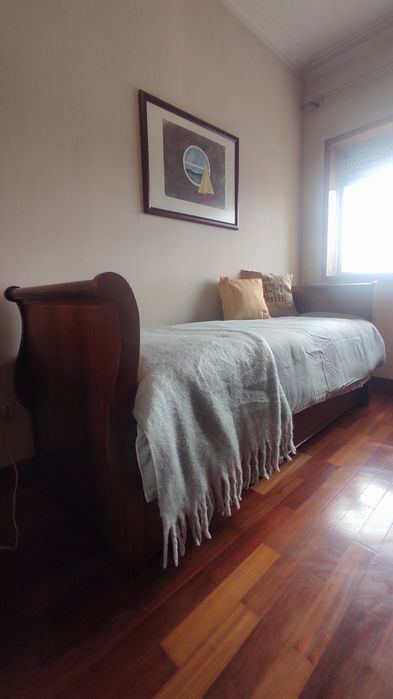 Cama individual com estrado e colchão