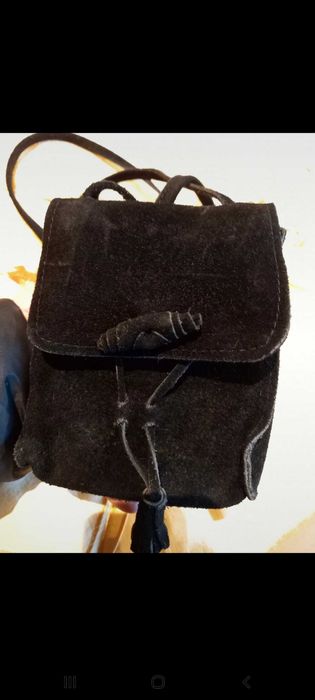 Bolsa pequena de camurça preta, tiracolo.