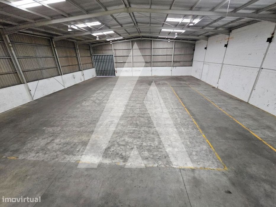 Armazém com dois pisos e balneários em Oiã