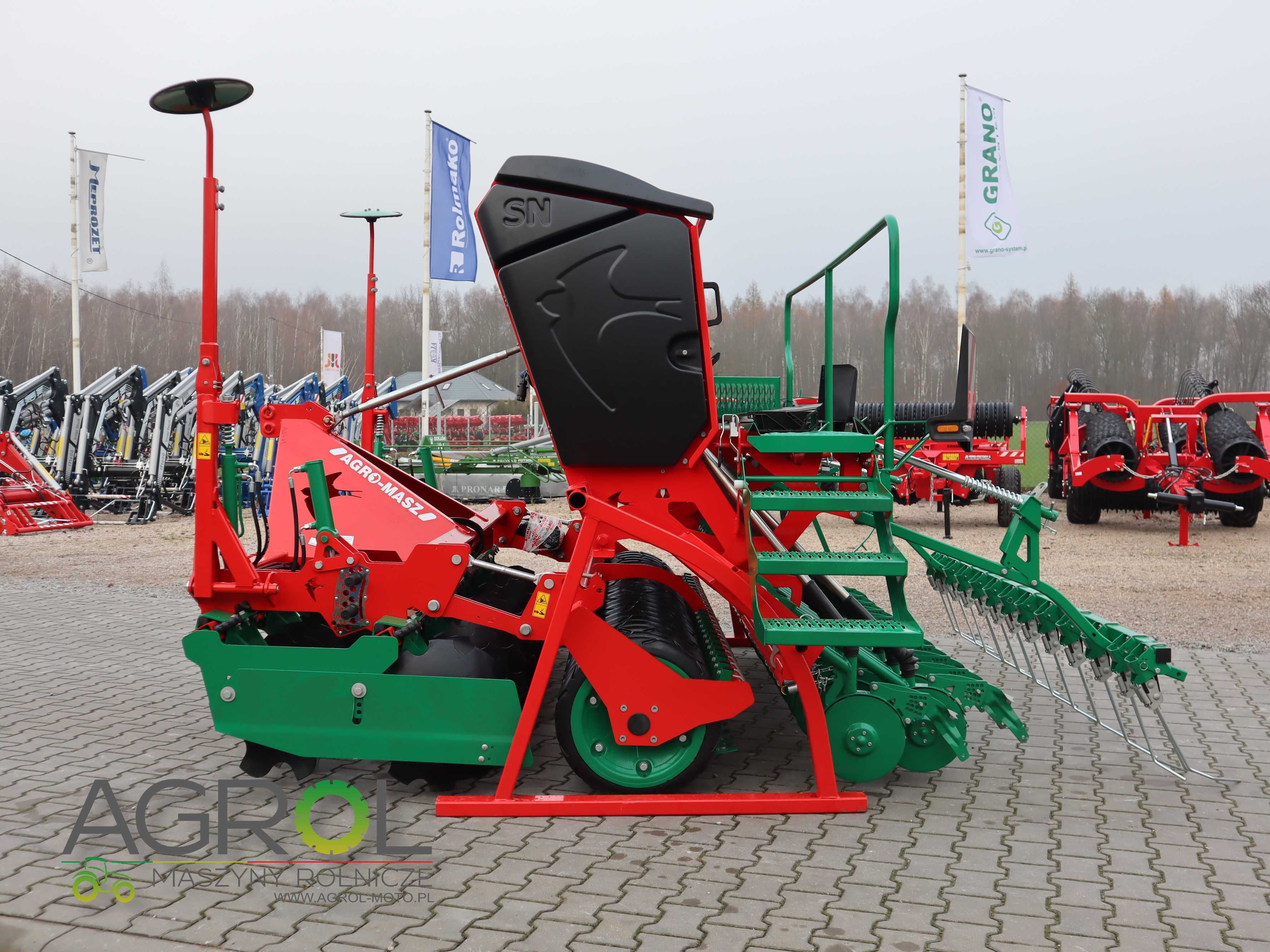 Siewnik Zbożowy stopkowy TALERZOWY nabudowany  Agro Masz SR 301