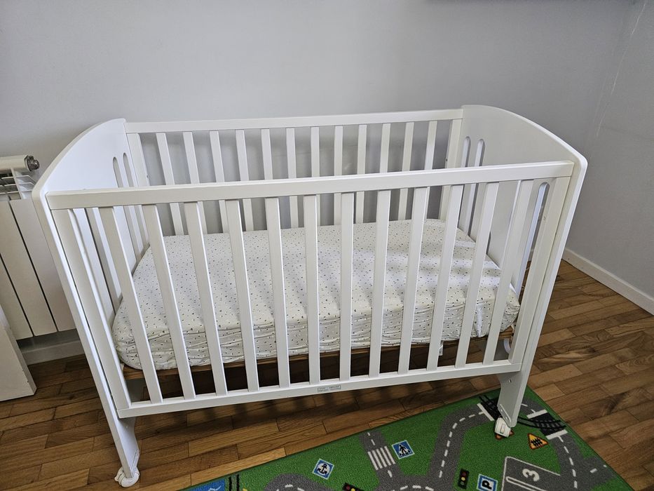 Cama de grades em madeira de cor branca