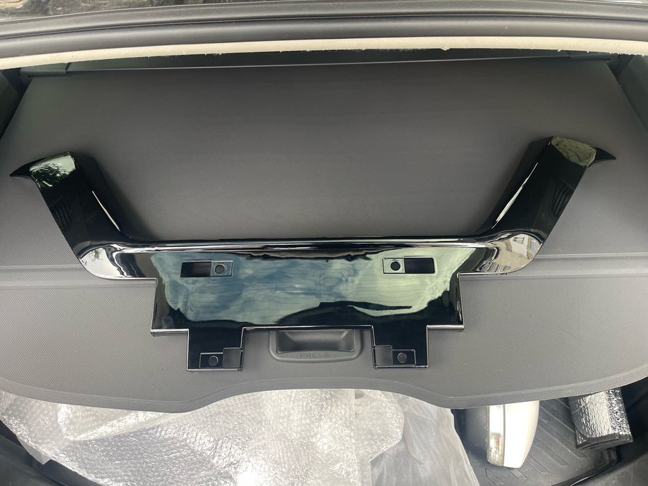 Пташка, птица, птичка, молдинг решітки Nissan Rogue T32