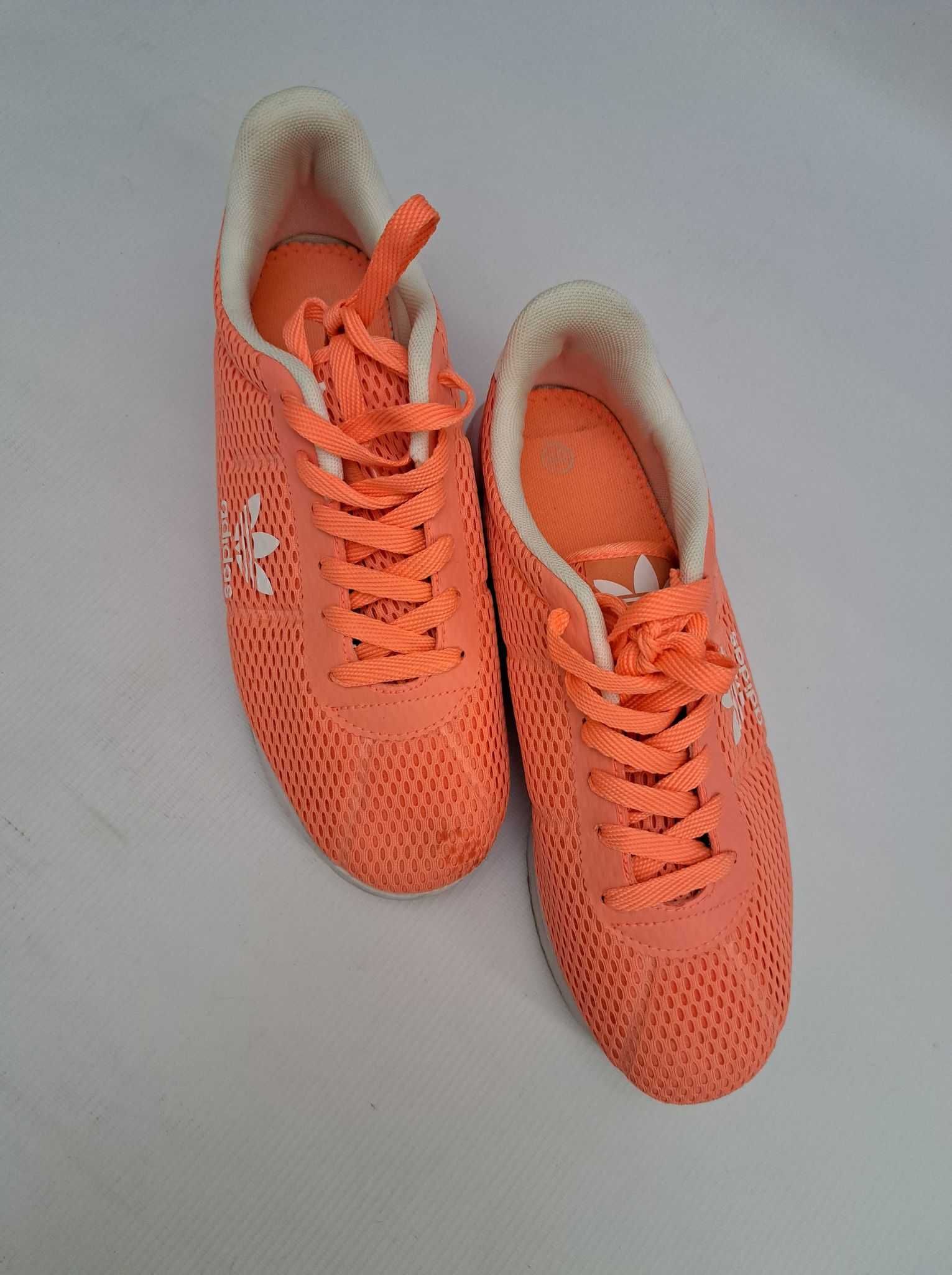 Adidasy w kolorze brzoskwiniowym w rozmiarze 40.