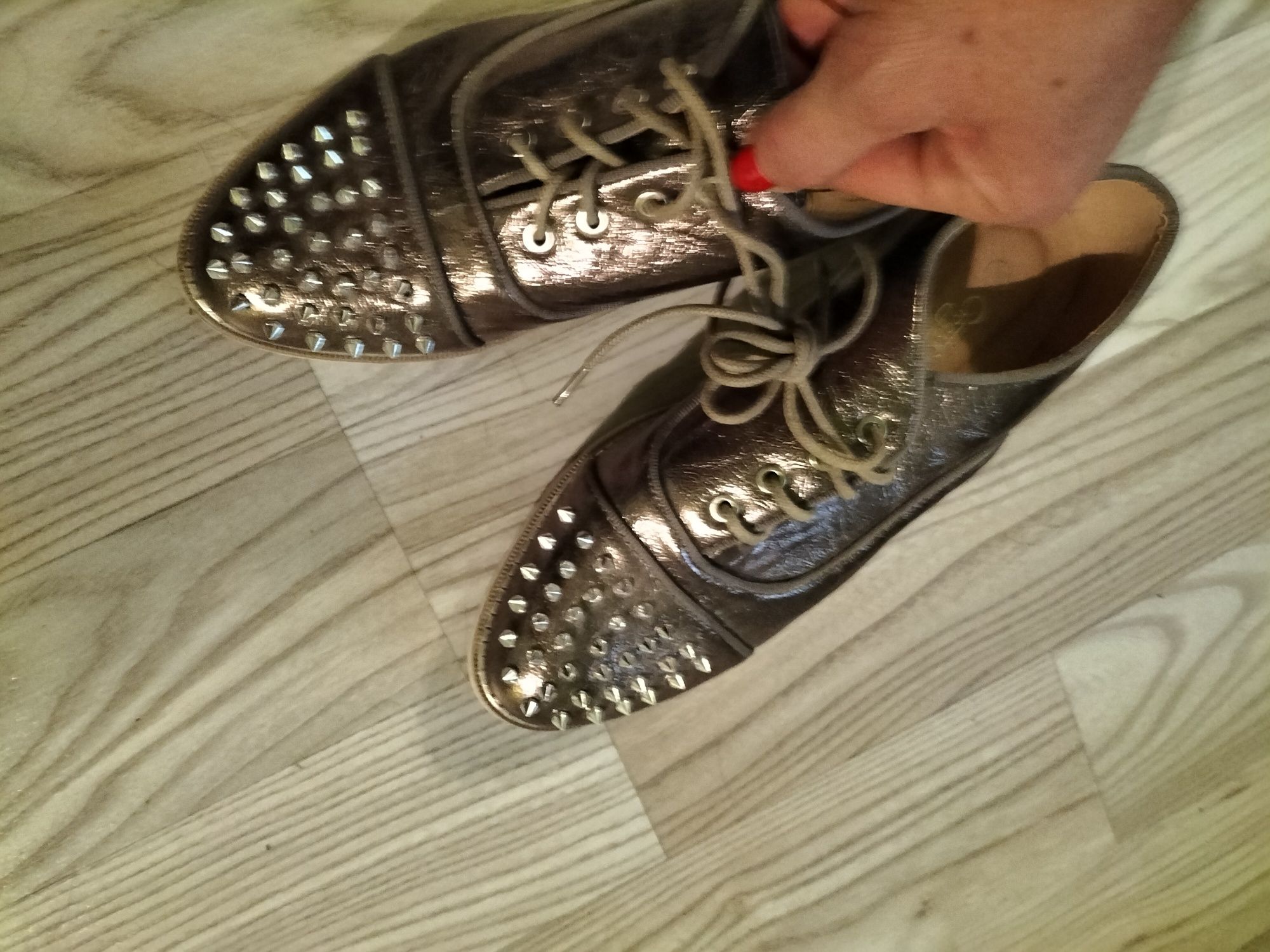 Hitowe Buty z Ćwiekami