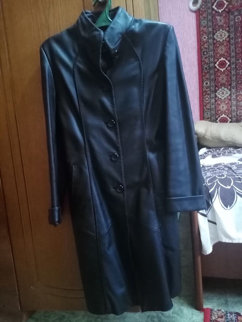 Кожаный чёрный плащ