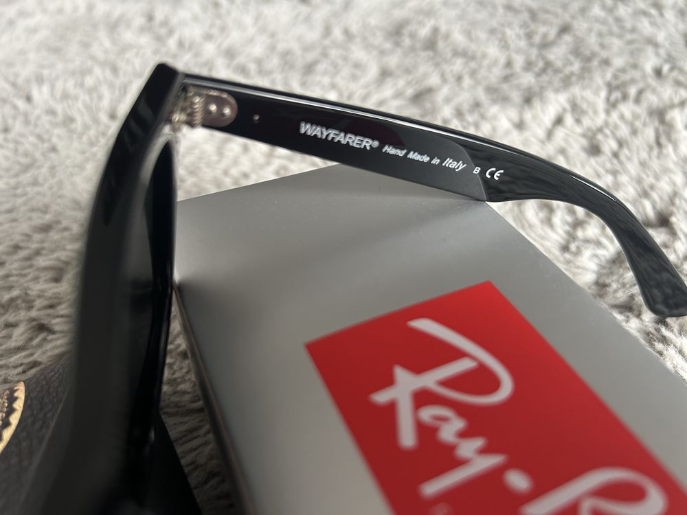 Okulary przeciwsłoneczne oryginalnej firmy Ray-Ban, model Wayfarer.