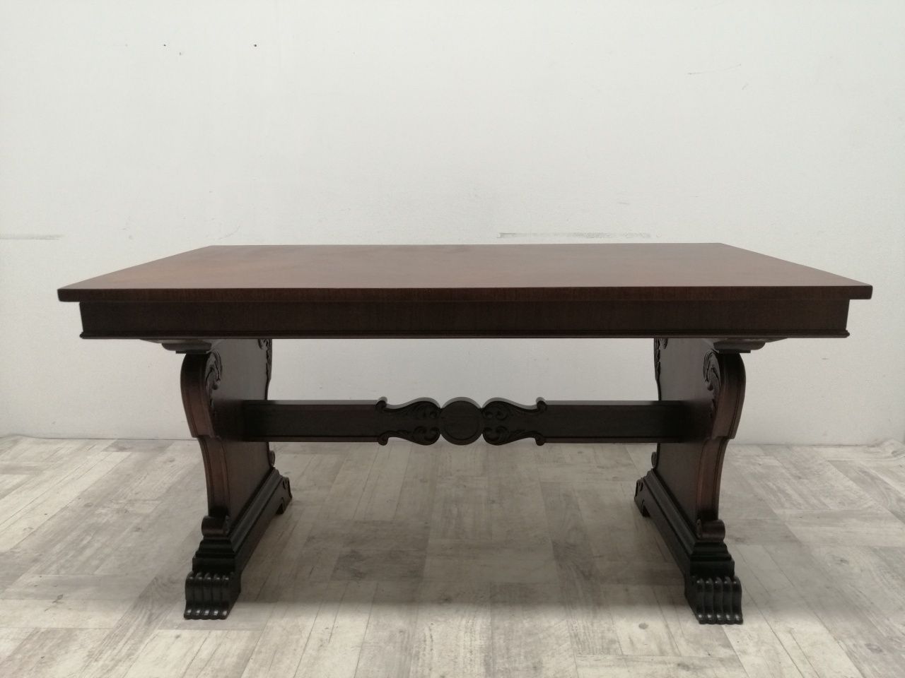 Antyczny stół z krzesłami orzech do salonu jadalni lub jako biurko.