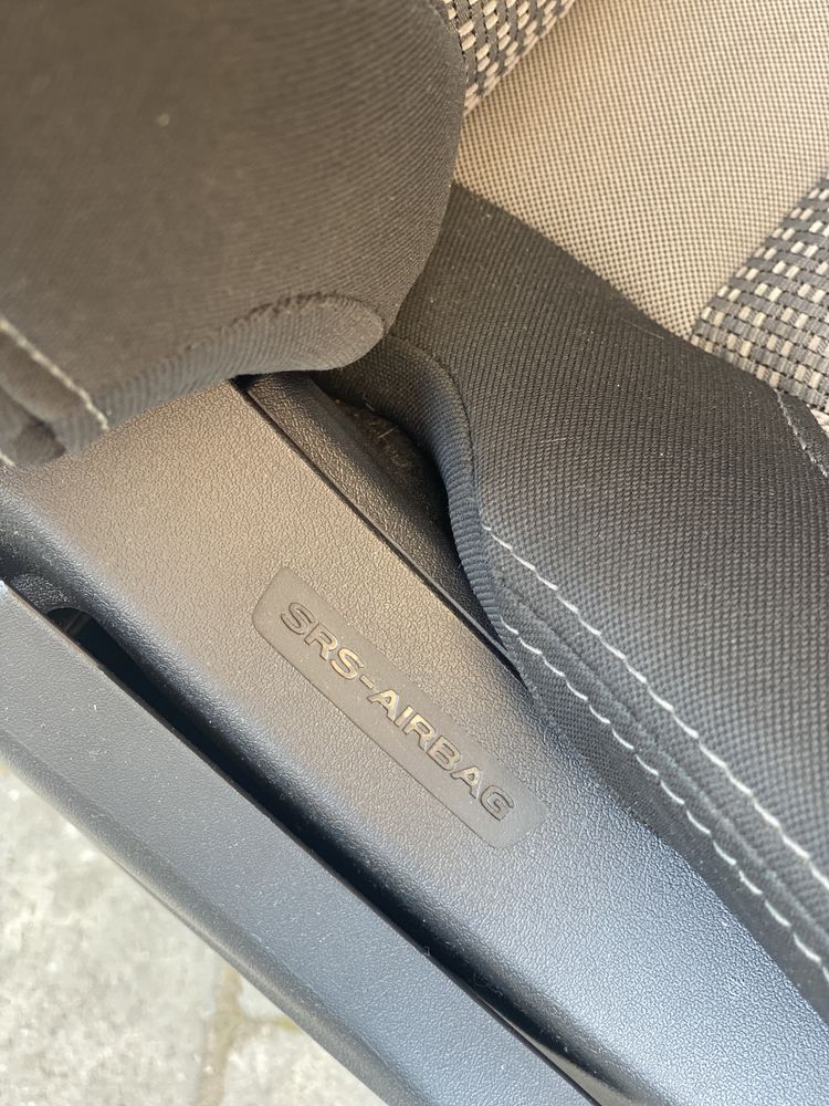 Автомобільні крісла Subaru Outback з цілими подушками безпеки