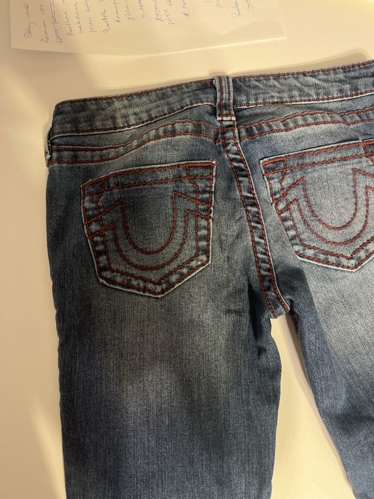 jeansy damskie z czerwonymi przeszyciami