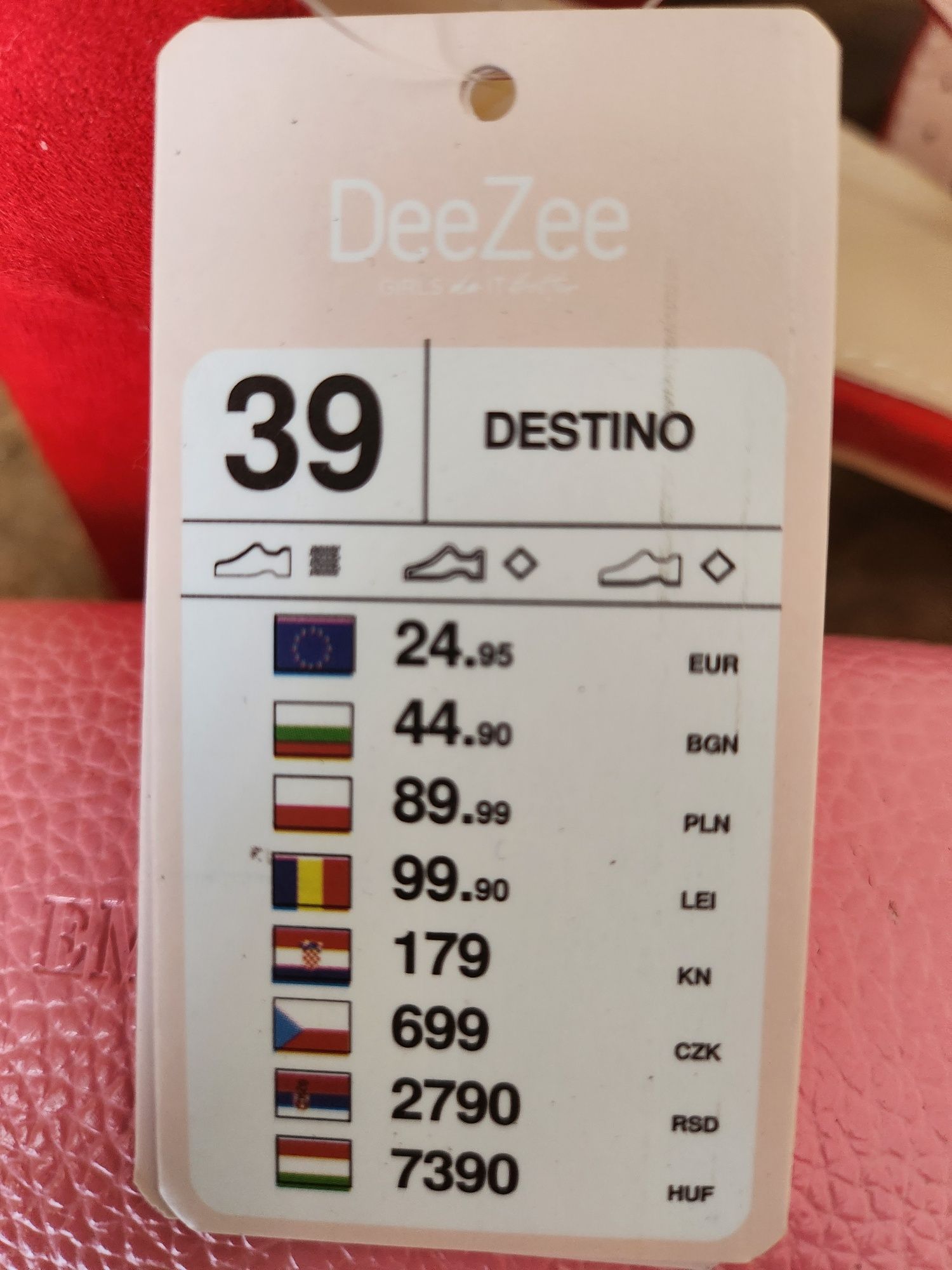 Czerwone sandały na słupku