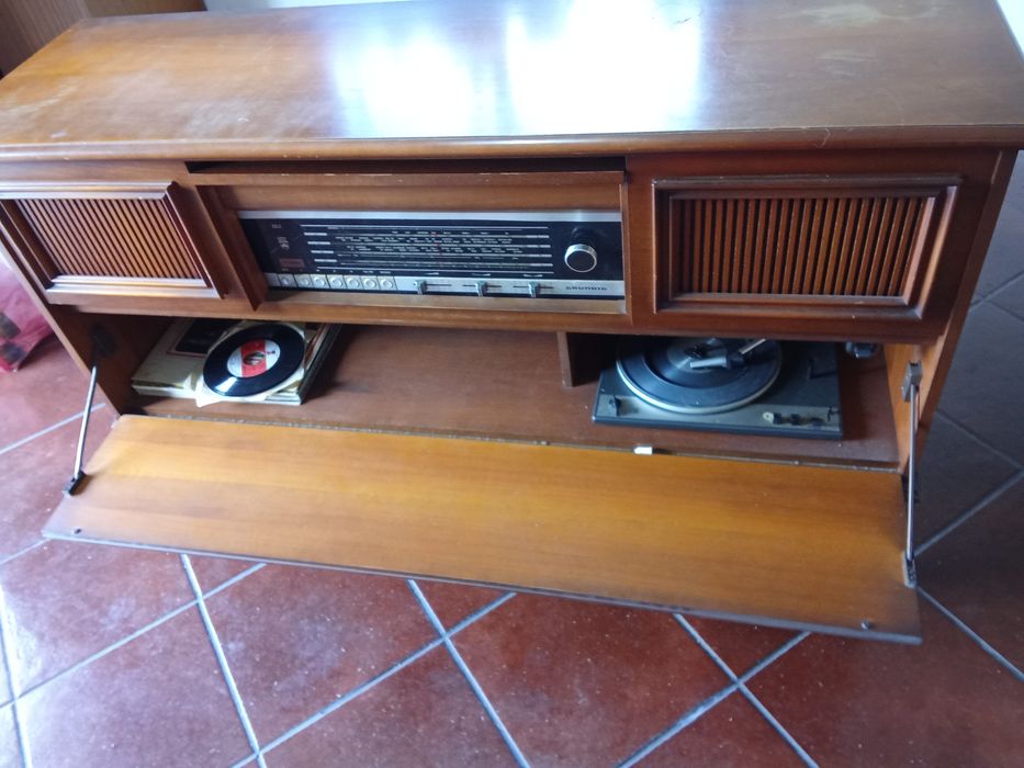 Móvel giradisco e rádio Grundig.