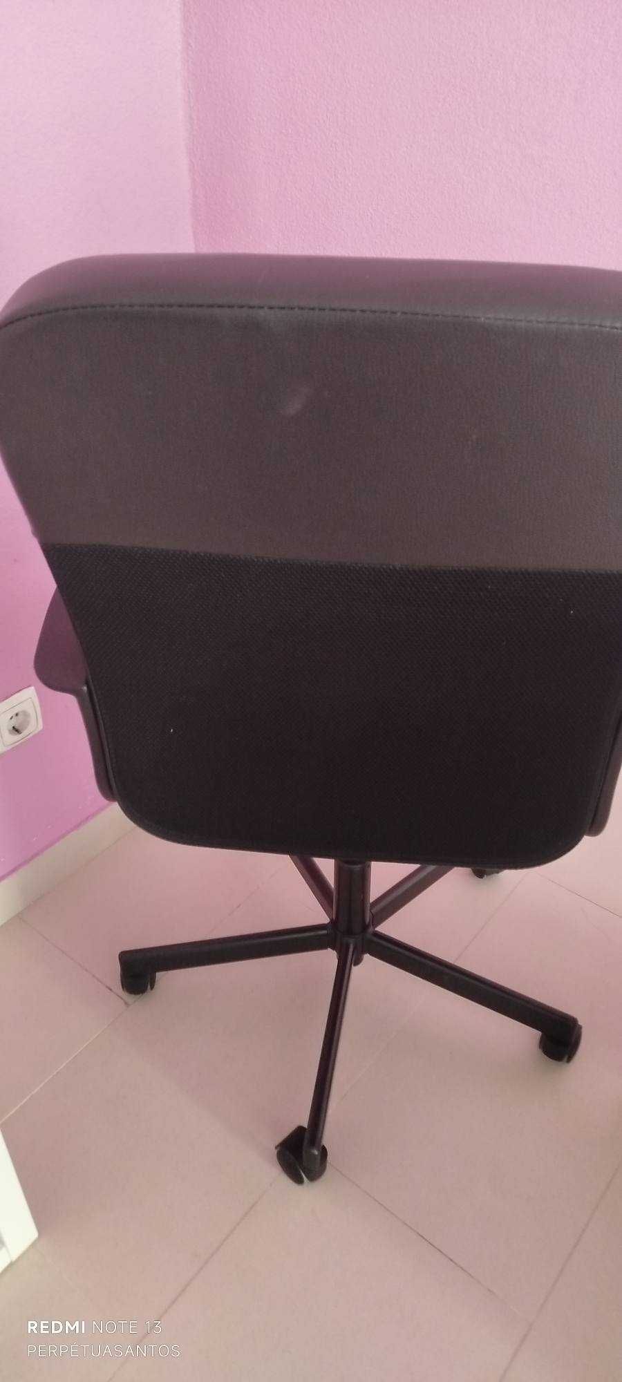 Cadeira de escritório em estado novo