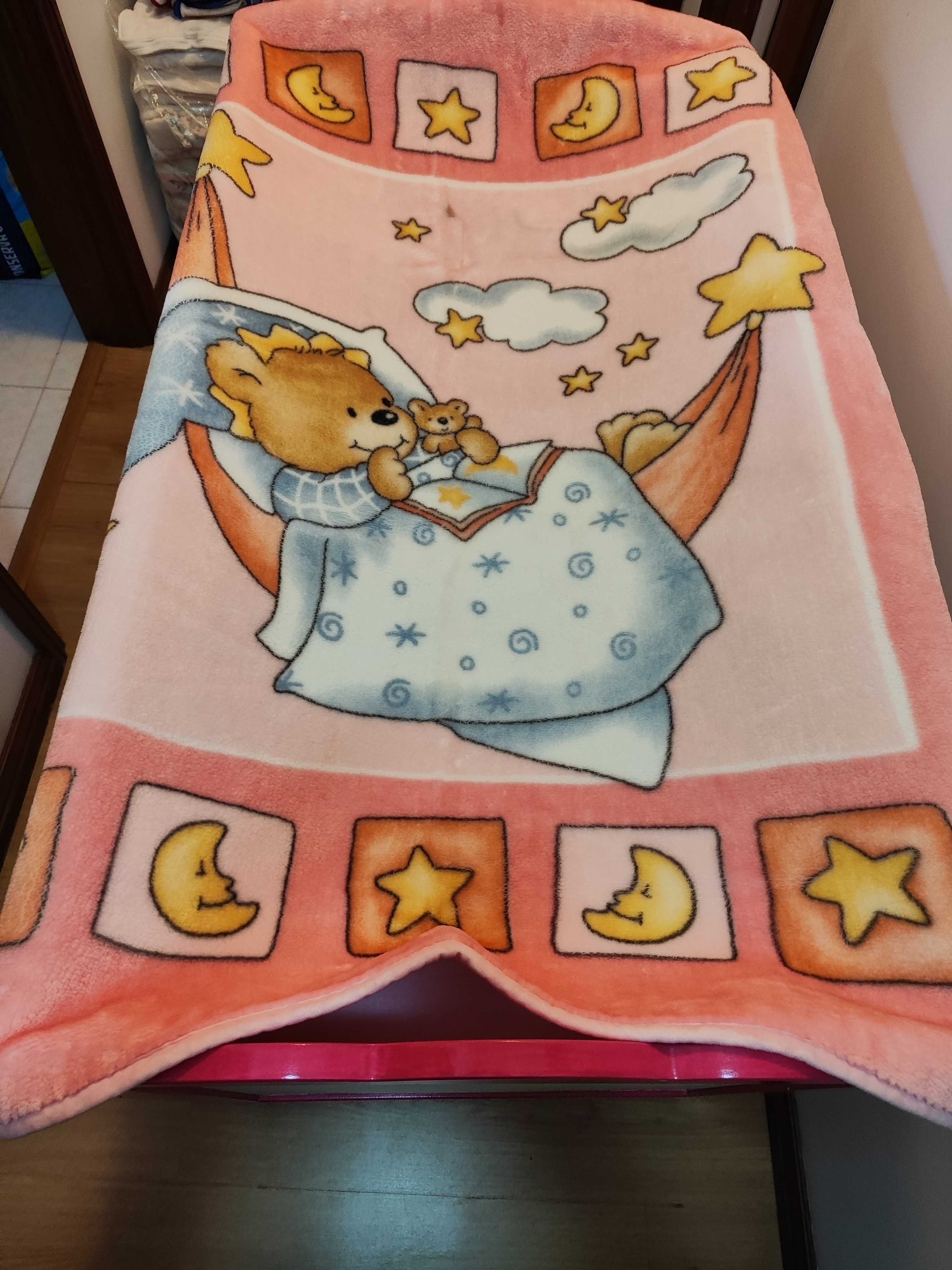 Cama bebé com muitos artigos