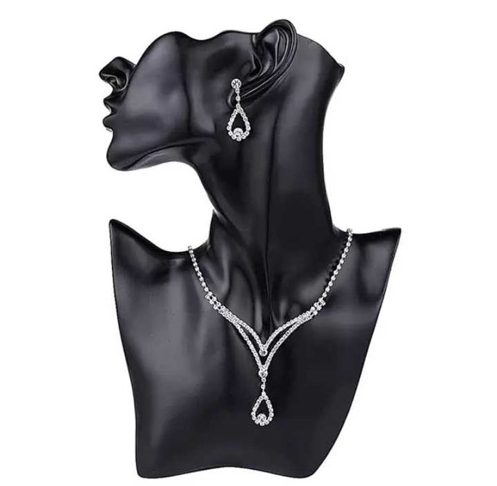 Delikatny komplet biżuterii w kształcie litery V