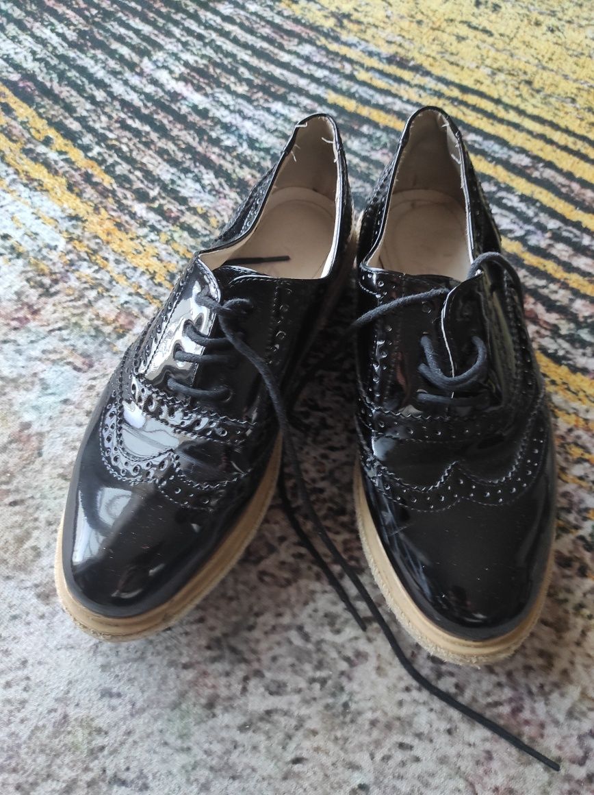 105. Buty Oxfordy lakierowane damskie FGM Paris r. 39