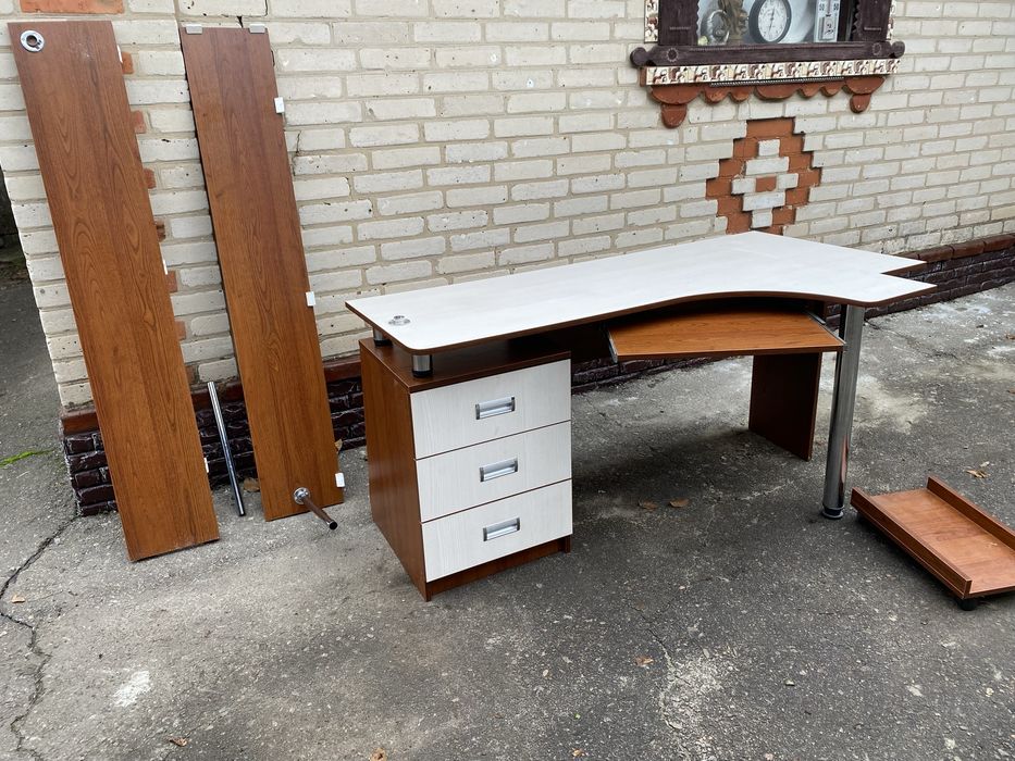 Стіл компьтерний з двома полицями