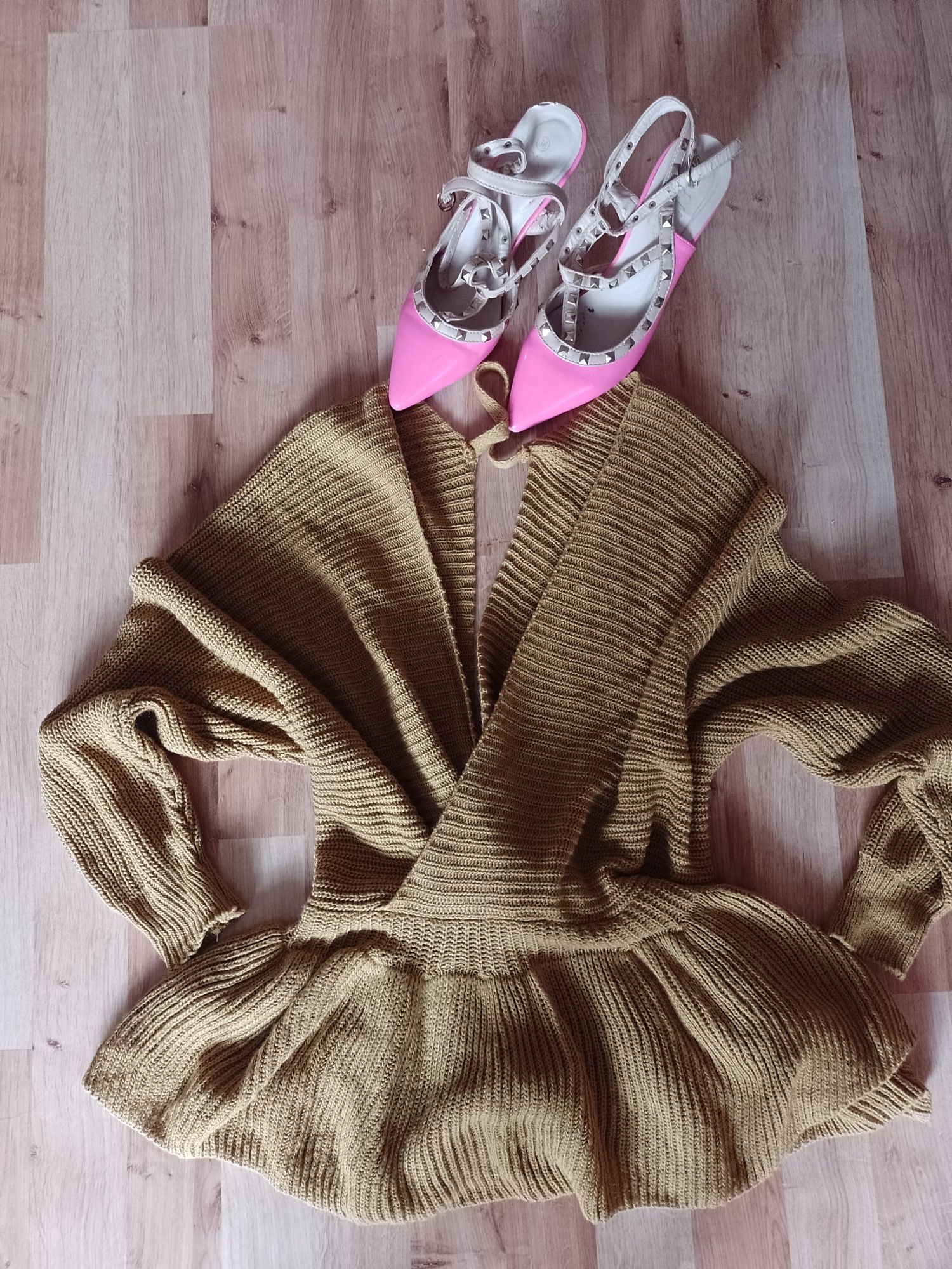 Musztardowy sweter z baskinką