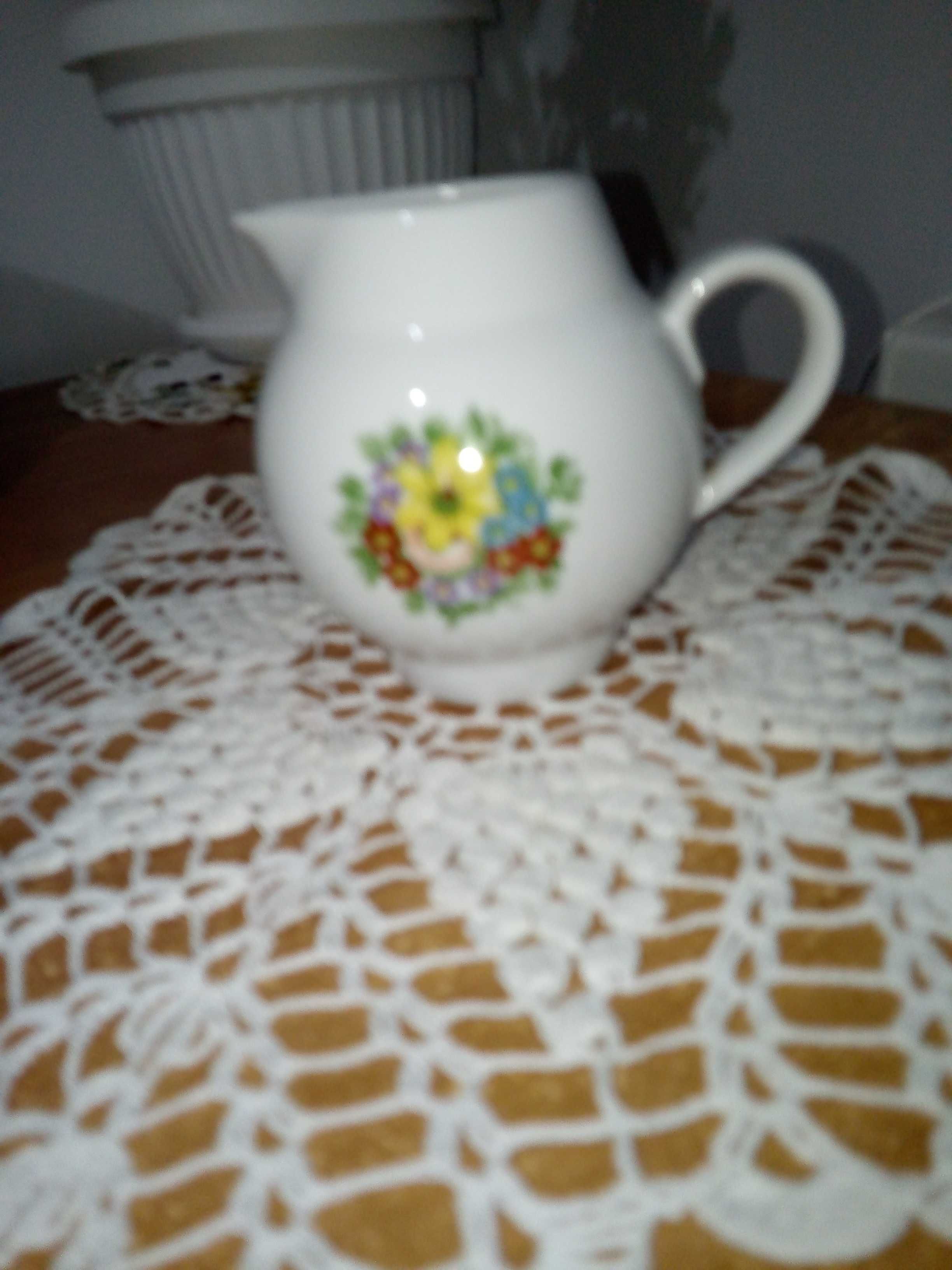 Dzbanuszek do mleka śmietanki Kahla- biały porcelana bukiet kwiatów