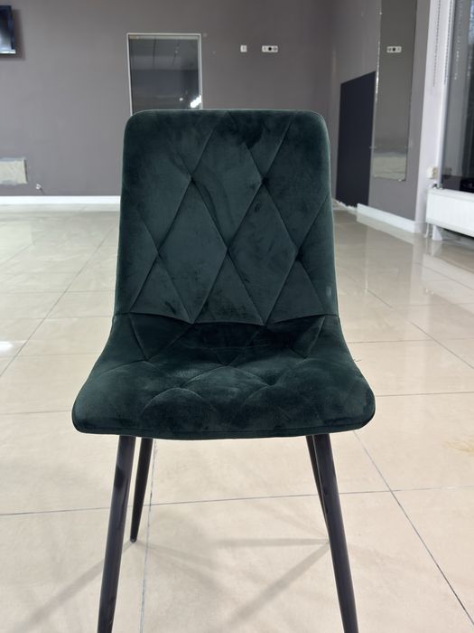 Зелені стільці з металевими ніжками