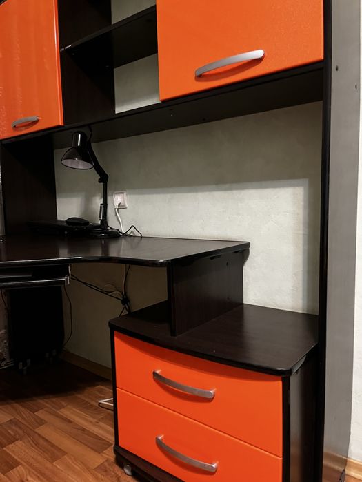 Продам кутовий комп’ютерний стіл з надбудовою