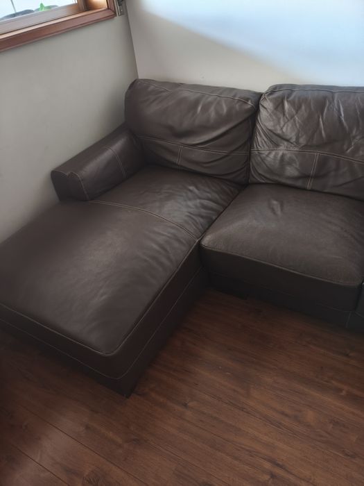 Sofá castanho chaise-longue