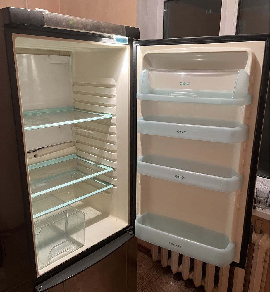Запчастини для холодильника Electrolux ERB3400X