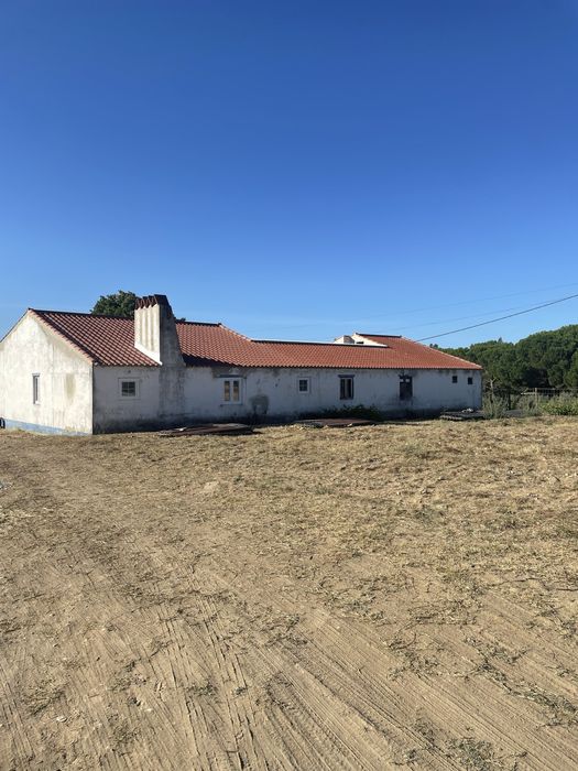 Vendo pequena quintinha parcialmemte remodelada