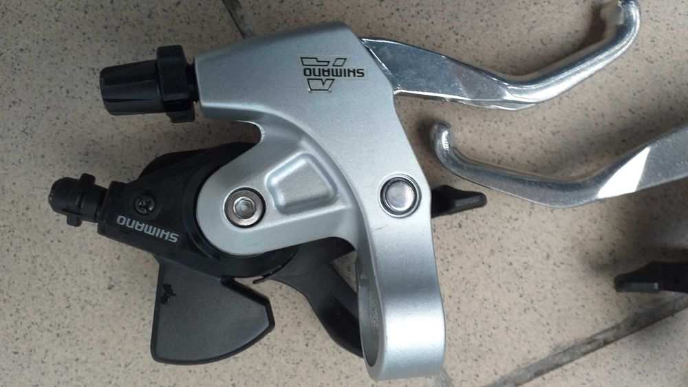 Klamkomanetki SHIMANO Alivio 3x8 model ST-MC18 stan idealny.