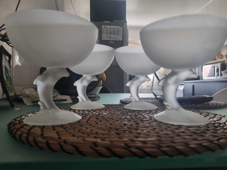 Vintage  4 taças com haste de formato golfinho em vidro fosco,