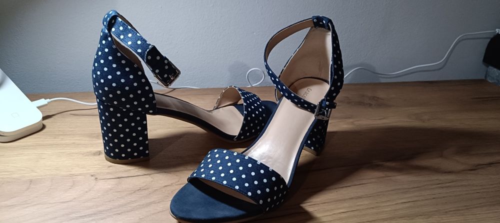 Босоніжки жіночі