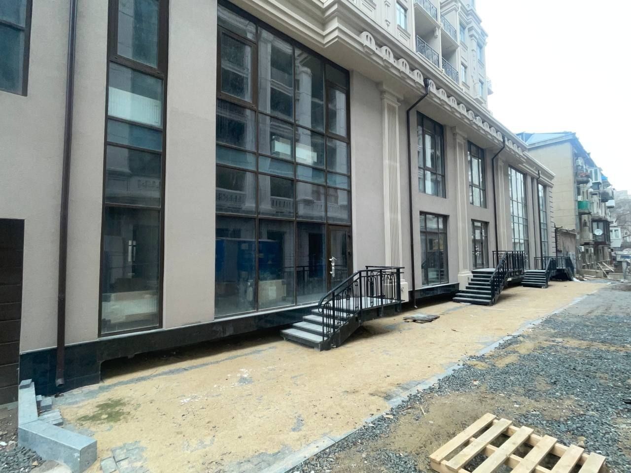 Здам в парку Шевченка 1й поверх,100кВт,Окремий вхід, вітрини