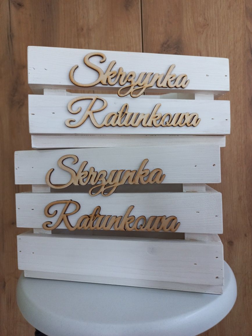 Biała drewniana skrzynka koszyk ratunkow na slub wesele y
