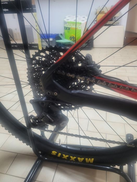Vendo bike SPECIALIZED em carbono e capacete