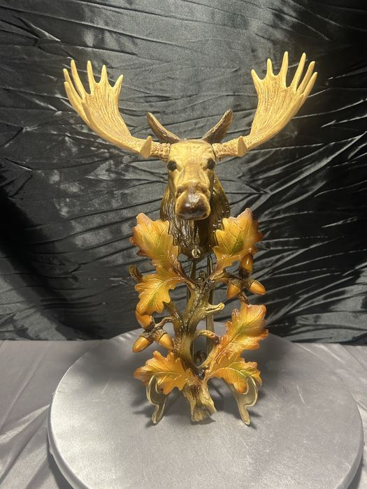 Zawieszka ścienna – łoś wśród liści dębu –  haczyk w stylu myśliwskim