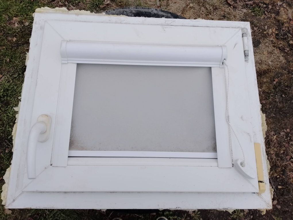 Okno PCV 60 x 50 z demontażu z roletami i moskitierą