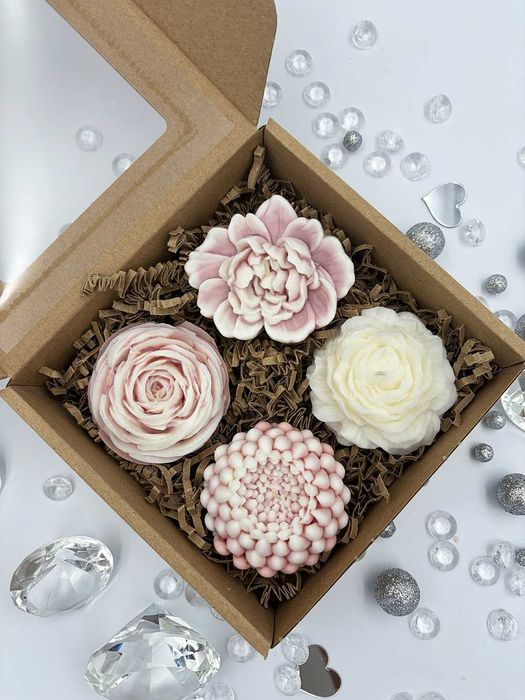 Zestaw 4 sztuk świec sojowych prezent - kwiaty różowe ombre