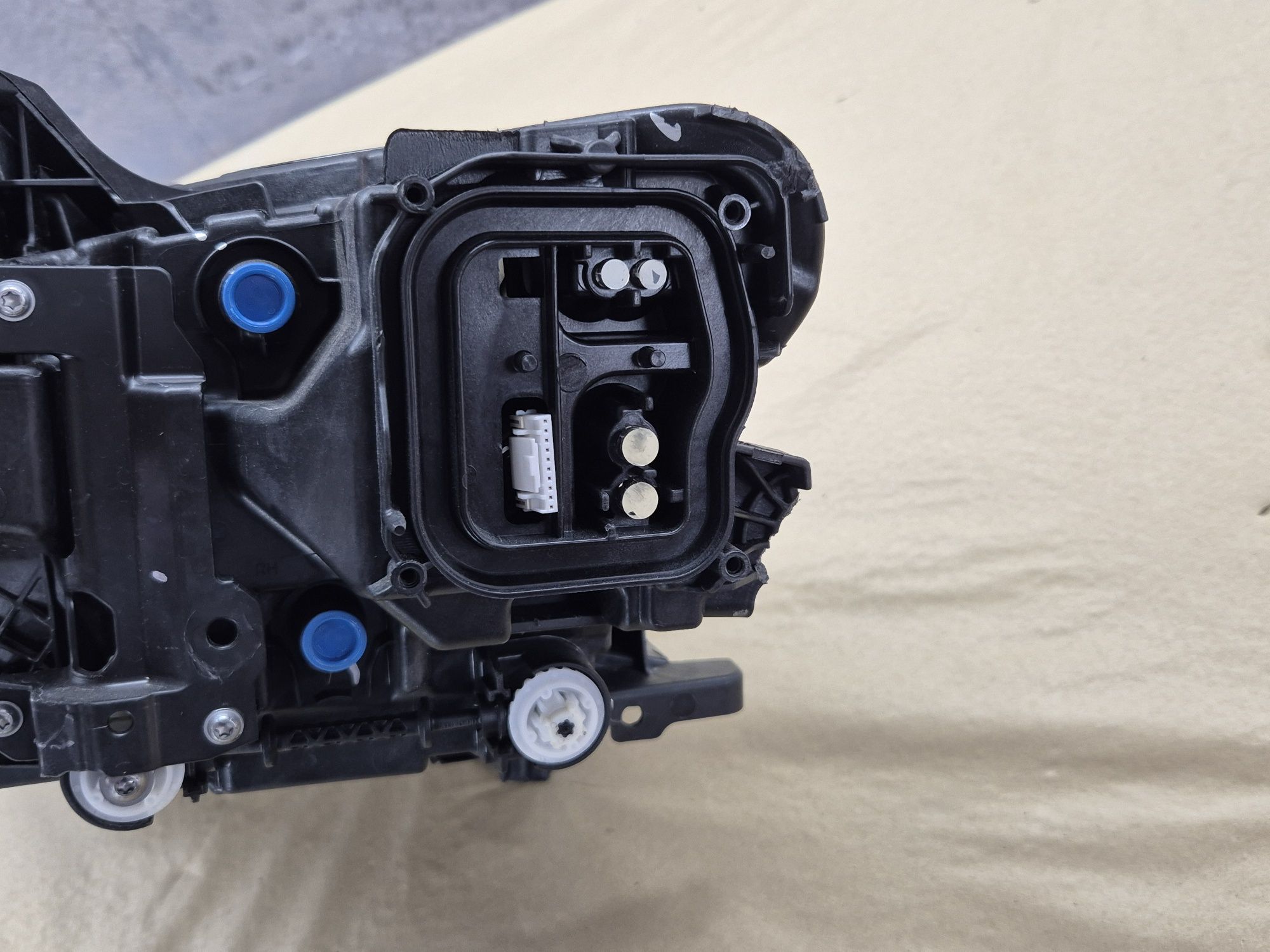 Volvo V60 S60 2024r lampa prawa przednia OEM EU LED