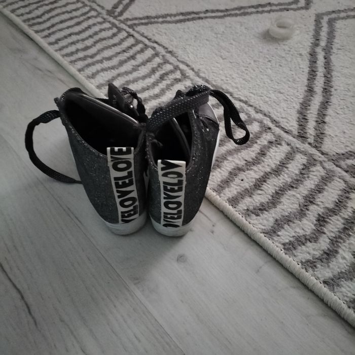 Brokatowe buty na koturnie
