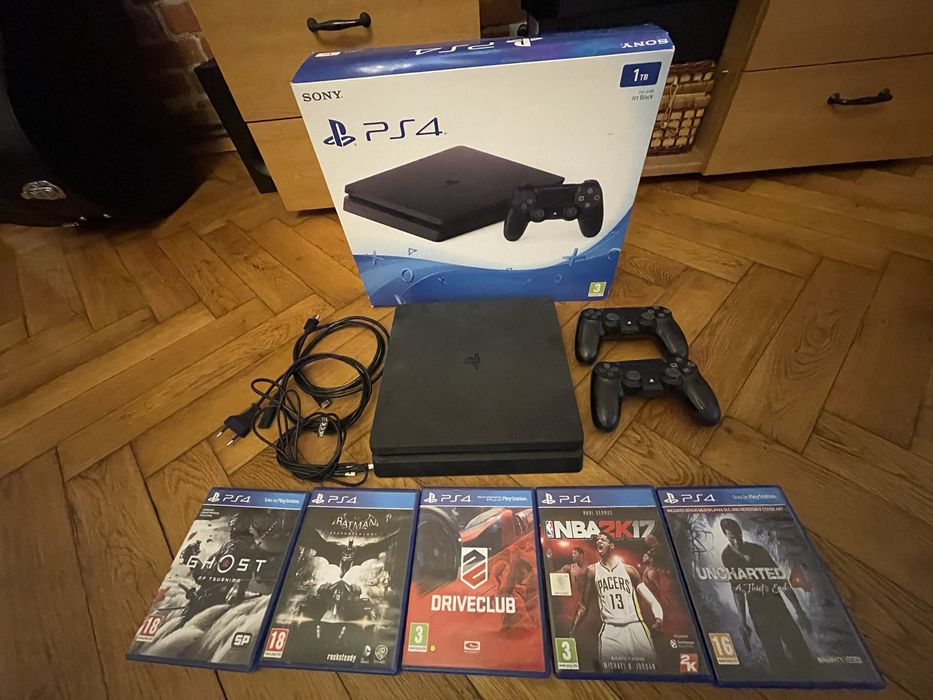 Sony PlayStation 4 Slim 1TB – zestaw z 2 padami i 5 grami
