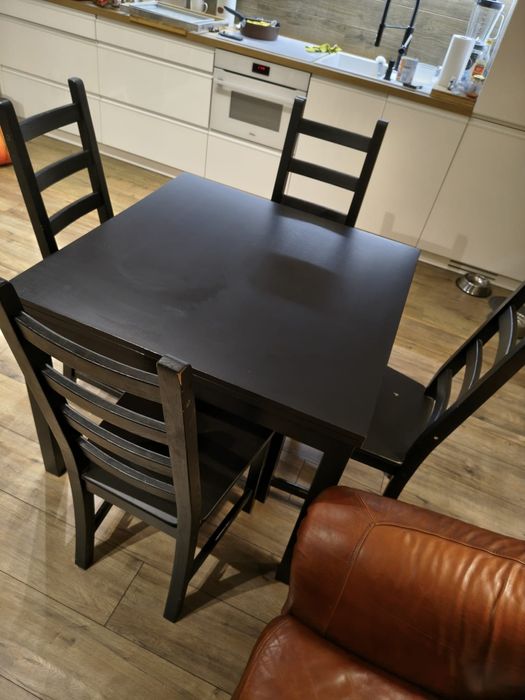 Stół rozkładany IKEA Bjustra i cztery krzesła