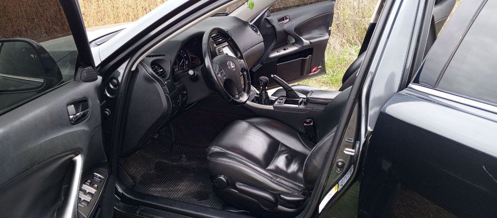 Продам Lexus is 220
